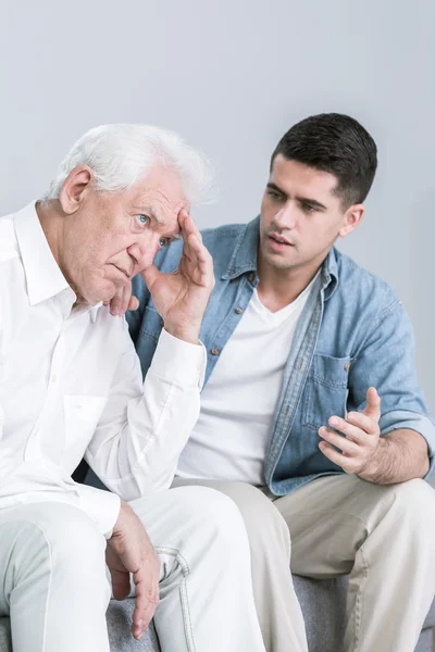 Discusión entre nieto y abuelo — Foto de Stock