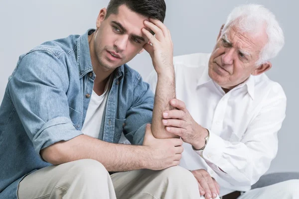 Vader ter ondersteuning van zijn zoon wanhoop — Stockfoto