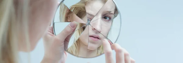 Mujer enferma y un espejo — Foto de Stock