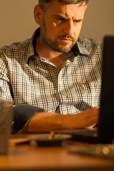 Zralý muž pracující na počítači — Stock fotografie