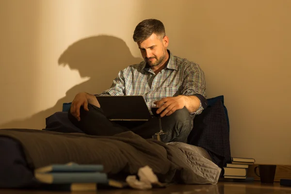 Man spelar på datorn — Stockfoto