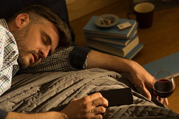 Hombre durmiendo en la cama — Foto de Stock