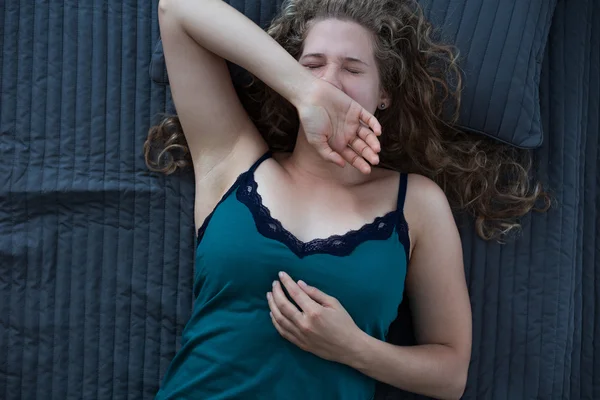 Γυναίκα χασμουρητό στο κρεβάτι — Φωτογραφία Αρχείου