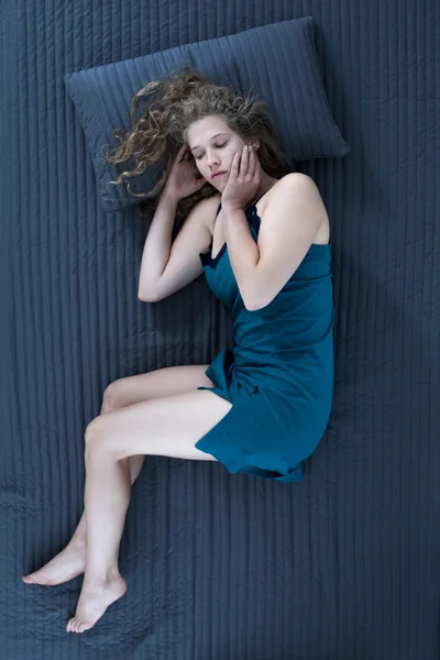 Slapende vrouw in nachtjapon — Stockfoto