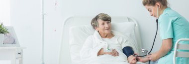 Kan basıncını ölçüyorum.