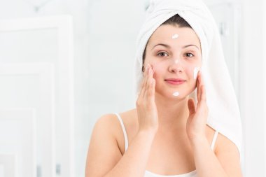 Nemlendirici krem kullanan kadın