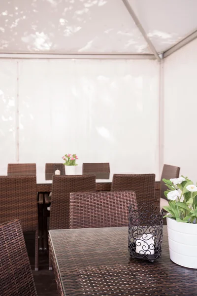 Elegantes muebles marrones en restaurante — Foto de Stock