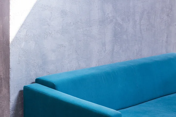 Comodo divano moderno blu — Foto Stock
