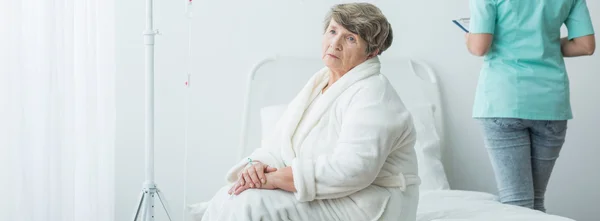 Mujer triste en el hospital — Foto de Stock