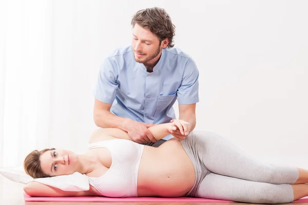 Mujer visitando fisioterapeuta — Foto de Stock