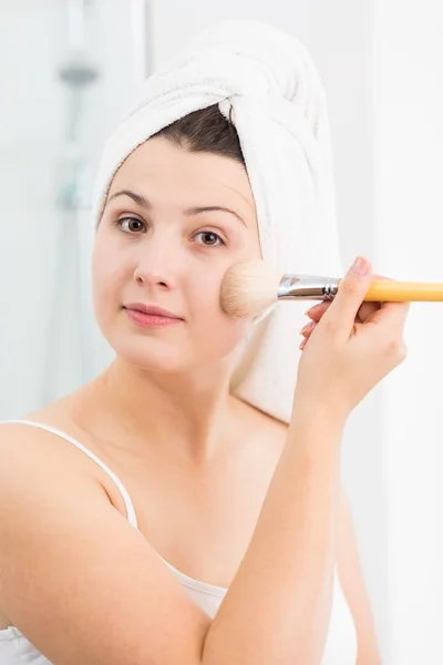 Applying powder to face — Stock Photo, Image