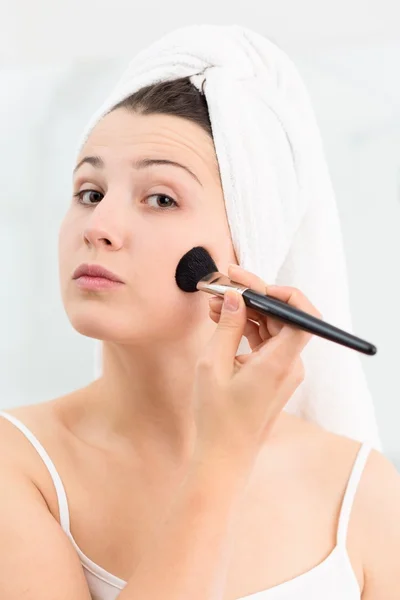 Aplicar maquillaje en la cara — Foto de Stock