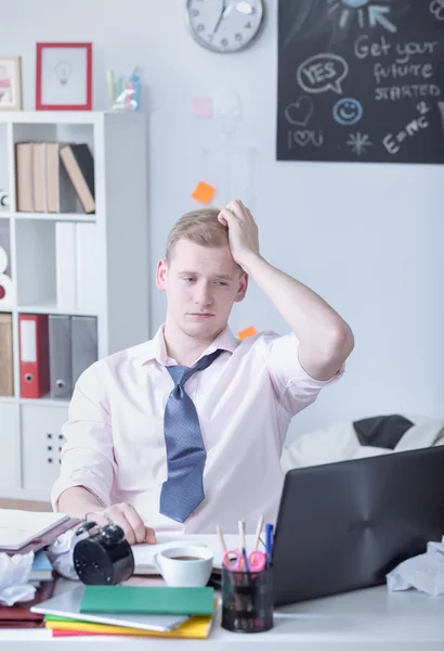 Overwerkte student tijdens examens — Stockfoto