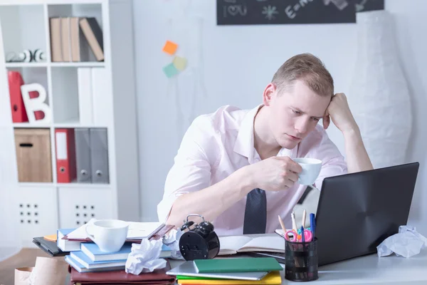 Overstudying man drinking coffee — Stock Photo, Image