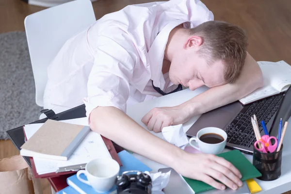 Étudiant dormant sur la table — Photo