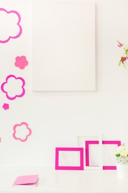 Beyaz ve gül çalışma alanı