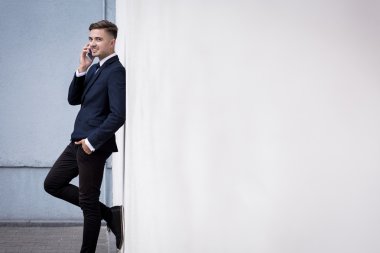 iş adamı duvara yaslanmış