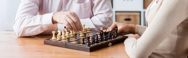 Jugando ajedrez con paciente mayor — Foto de Stock