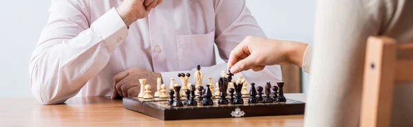 El hombre está jugando ajedrez — Foto de Stock