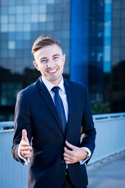 Estirar la mano para saludar — Foto de Stock