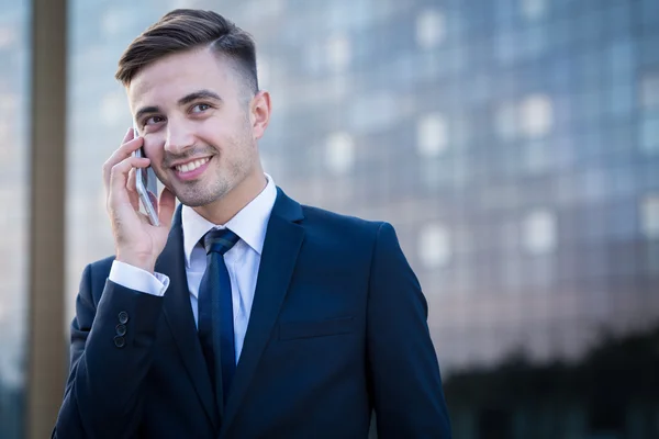 Lächelnder Geschäftsmann und Telefon — Stockfoto