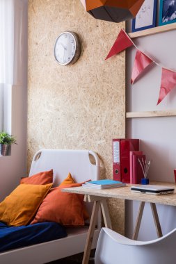 Minimalist stili bir çalışma masası ve yatak