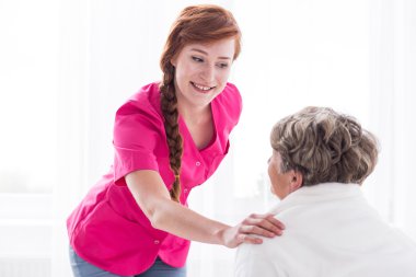 Hemşire ve yaşlı kadın