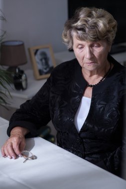 Yaslı kadın masanın