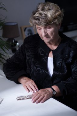 Acı kaybı sonra sefil erkek