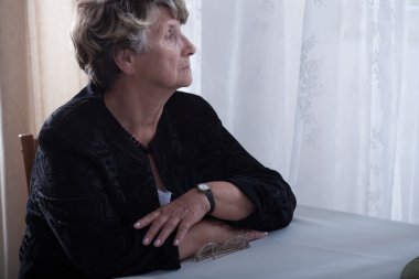 Yaşlı yalnız dul eksik 