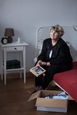 Cenaze töreninden sonra yas tutan kadın