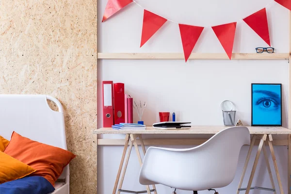 Espace d'étude dans la chambre des garçons — Photo