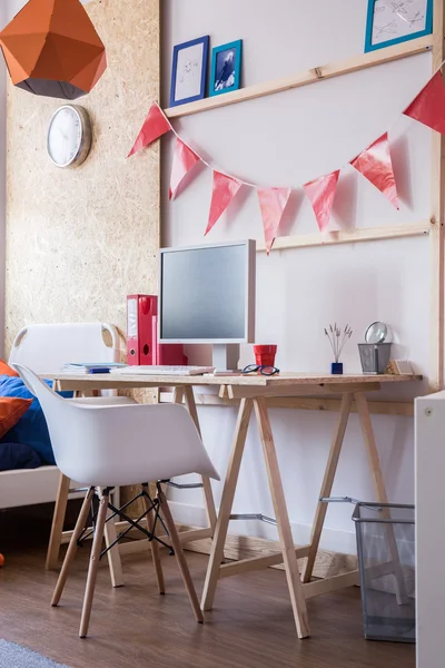 Eenvoudige houten kind Bureau — Stockfoto