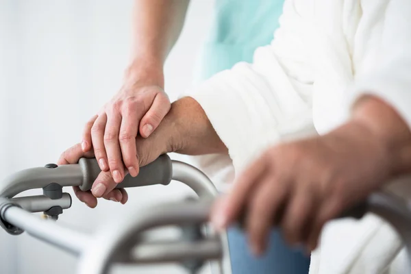 Vrouw met behulp van wandelen frame — Stockfoto