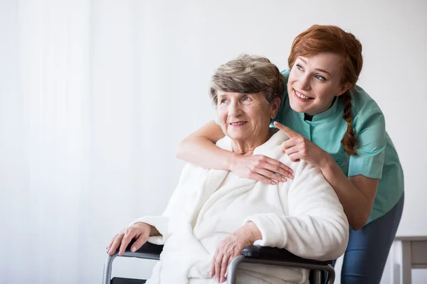 Funktionshindrade patient och läkare — Stockfoto