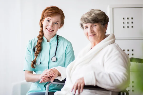 Medico che tiene la mano di senior — Foto Stock