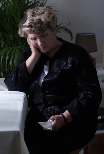 Osamělá vdova pláč po pohřbu — Stock fotografie
