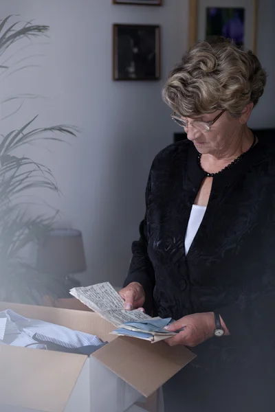 Trauernde Frau mit Souvenirs — Stockfoto