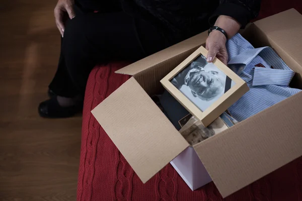 Widow packing things into box — Stock Photo, Image