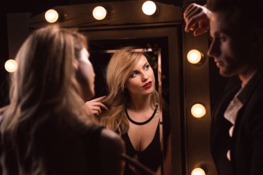 Zarif sevgilisi ayna yansıması