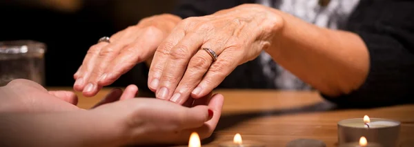 Olhando para as mãos do cliente — Fotografia de Stock