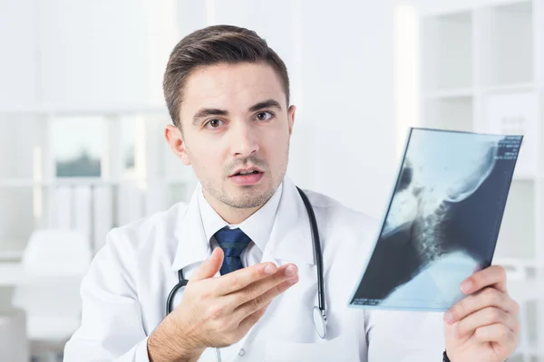 Looking at xray photo — Stock Photo, Image