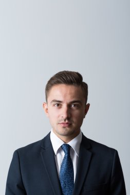 İş adamı kameraya bakıyor