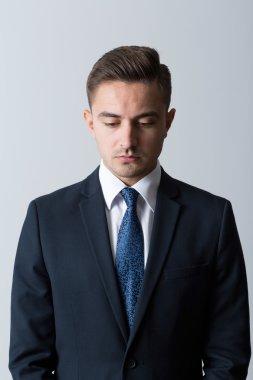 Dalgın işadamı aşağı bakıyor