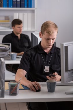 Polis merkezinde çalışan