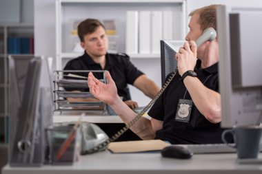 Telefonda konuşurken polis