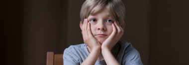 Üzgün yalnız bir çocuk ile sorun
