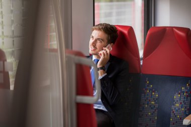 Cep telefonu ile Trendeki yolcu