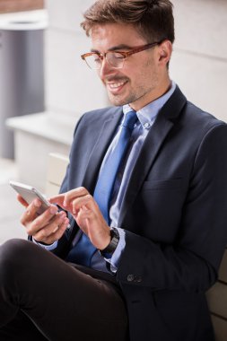 Tren istasyonunda bekleyen adam