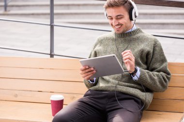 Otobüs bekleyen adam